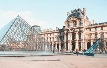 Artify - Vue de la pyramide du Louvre
