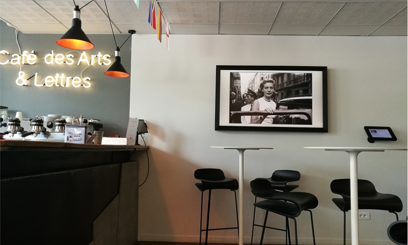 Artify - Tableau d'art connecté au Café des Arts & Lettres du Groupe Audiens